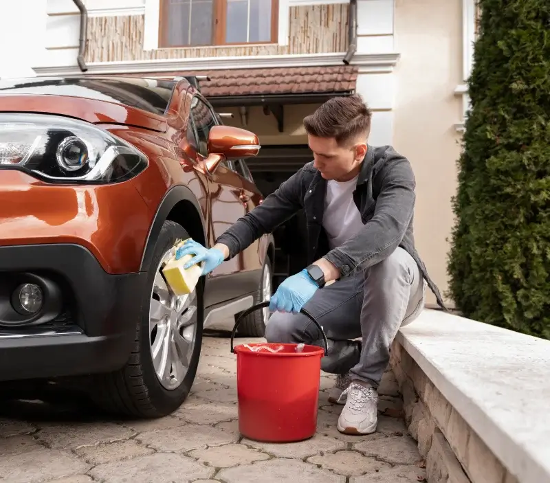 Lavage auto à domicile Port-de-Lanne : professionnel intervenant sur un véhicule